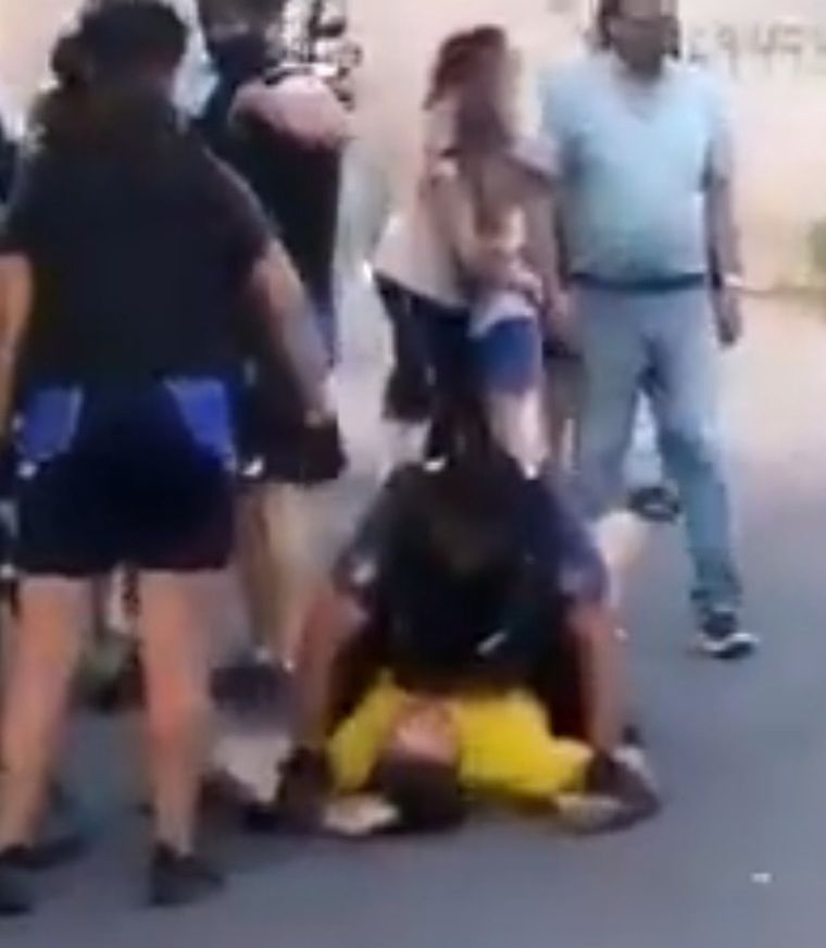 Arrestado El hombre tuvo que ser reducido por varios policías.