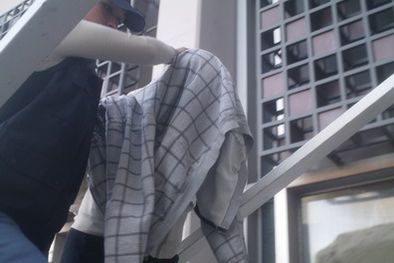 MDZol | La esposa de Aroldo Domínguez llegando al Palacio Policial. Foto: MDZ