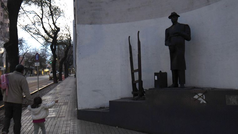 El Hombre de la Esquina, la estatua de Perú y Necochea.