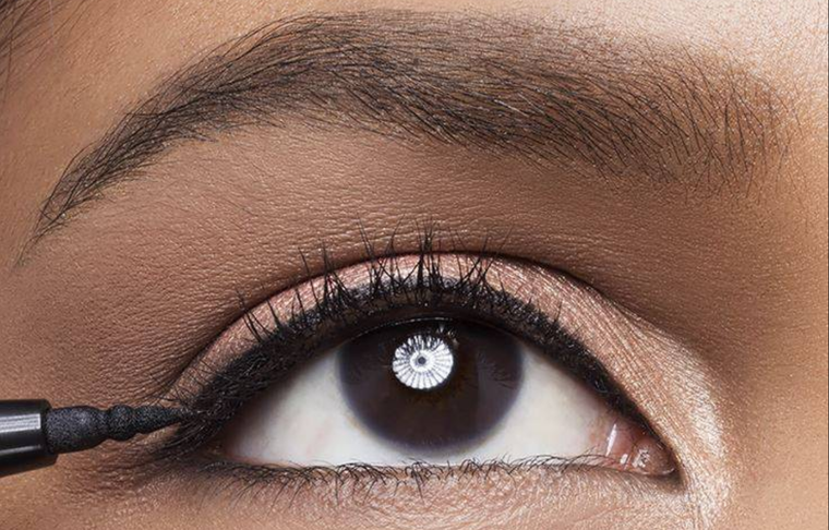 No importa si tus ojos son pequeños, puedes lucir una mirada impactante gracias al delineador adecuado. Foto: Maybelline