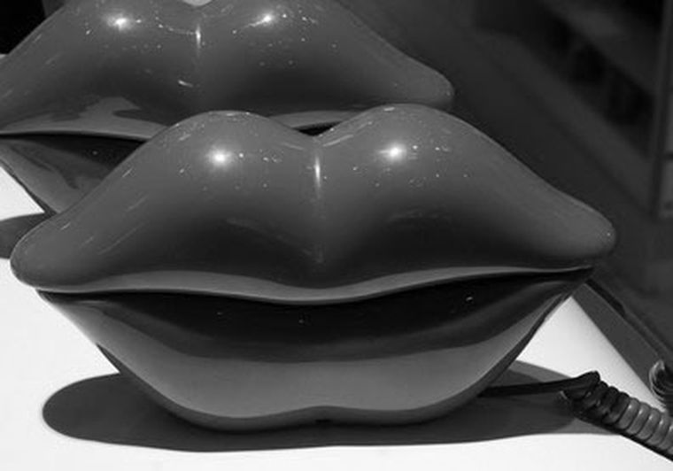 Teléfonos en forma de labios... muy amorosos. Foto: Alf Ponce / MDZ