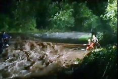 El momento en el que el turista se arroja al arroyo para ser rescatado por los bomberos. Foto: Captura de video El momento en el que el turista se arroja al arroyo para ser rescatado por los bomberos. Foto: Captura de video