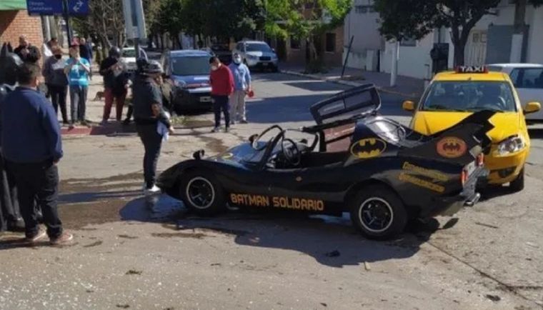 El Batman solidario cordobés chocó en su batimóvil con un taxista.
