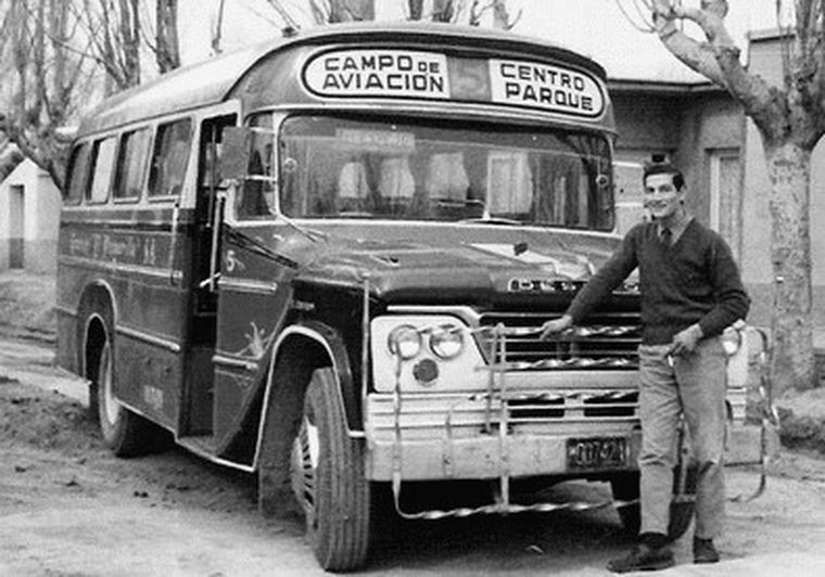 Fines de los años 60. Un micro de La Reina.