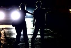 Imagen de personas caminando por una calle oscura durante un apagón en la Habana, Cuba. Foto Efe&nbsp;