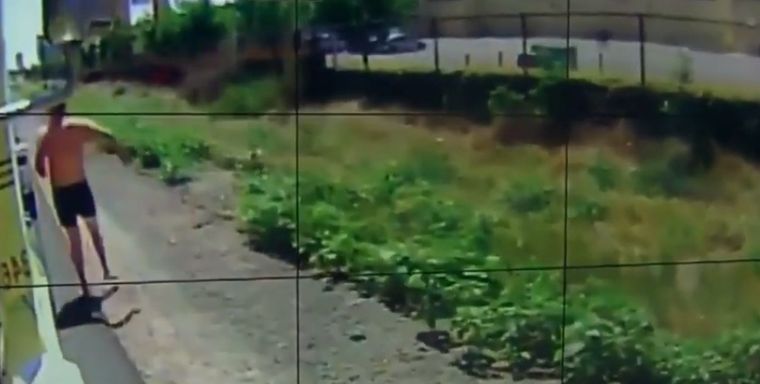 Corriendo El hombre vio que el camión llevaba vino y ni lo pensó.