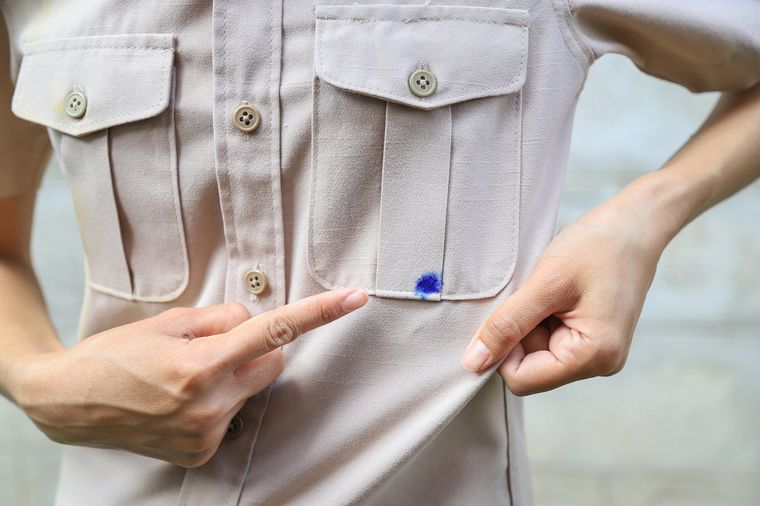Adiós a las manchas de tinta del bolsillo de la camisa preferida Foto: Shutterstock