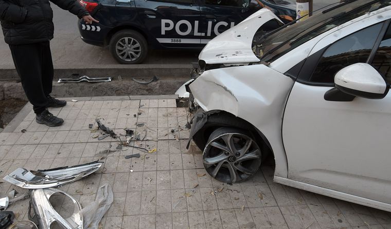 Fuentes policiales confirmaron que el auto siniestrado tiene pedido de captura. Fuentes policiales confirmaron que el auto siniestrado tiene pedido de captura.