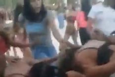 Las madres se enfrentaron con piñas y cuchillazos luego de una pelea entre sus hijas Las madres se enfrentaron con piñas y cuchillazos luego de una pelea entre sus hijas