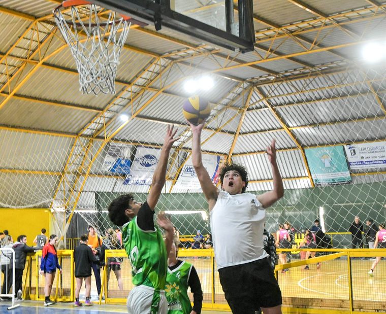 Más de 12.000 jóvenes y adultos de los 18 departamentos de Mendoza compiten en las 40 disciplinas Más de 12.000 jóvenes y adultos de los 18 departamentos de Mendoza compiten en las 40 disciplinas