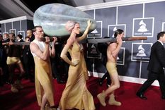 Lady Gaga rompió todos los estándares de vestimenta al llegar dentro de un huevo.