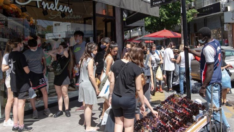 Cada vez más minoristas se vuelcan por las compras mayoristas de ropa en Avellaneda Foto: Alejandro Guyot