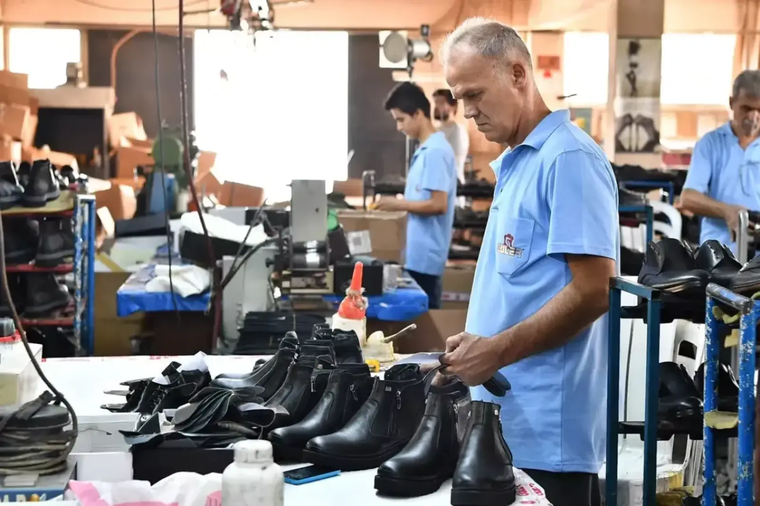 La economía argentina no puede sostenerse sólo en la esperanza de exportaciones futuras mientras se destruye el tejido productivo local, sostienen pequeños y medianos empresarios.