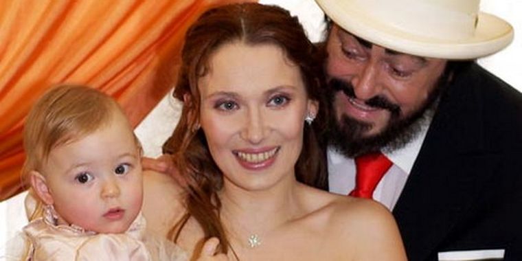 Luciano Pavarotti y su familia.