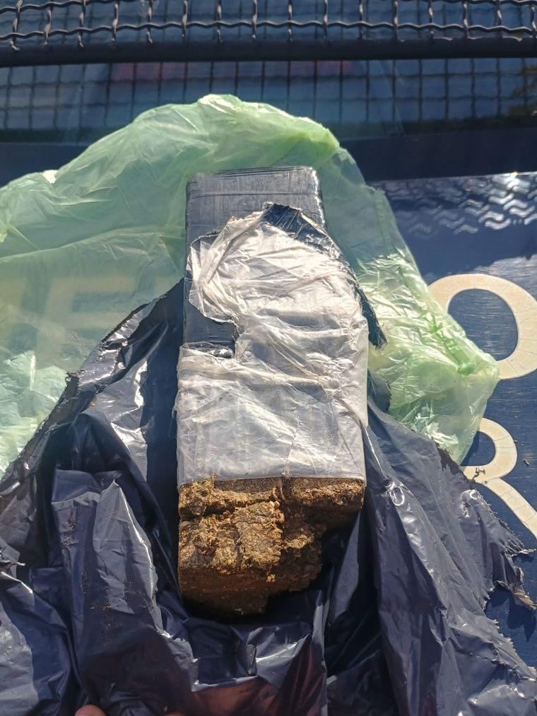 El ladrillo de marihuana compactada secuestrado por los policías. El ladrillo de marihuana compactada secuestrado por los policías.