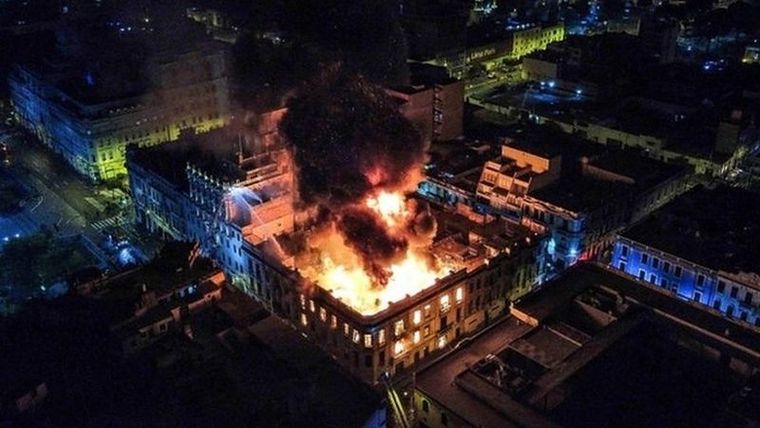 El fuego afectó un edificio de tres plantas. Foto: EPA
