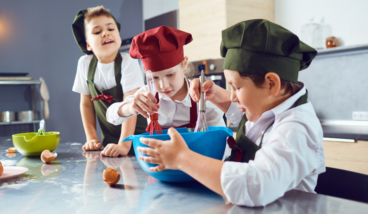 Cocina con los chicos puede ser un buen plan para este Día del Niño.