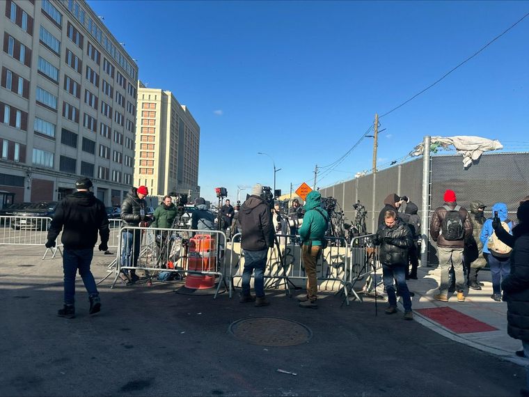 La prisión donde fueron recluidos Maduro y su esposa, Cilia Flores, tiene varios pisos de altura y está rodeada de muros y cámaras.