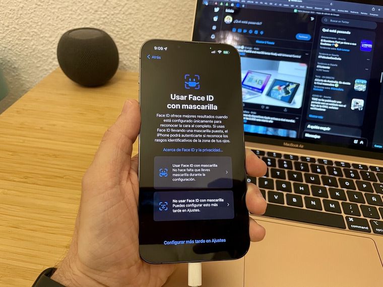 Gracias a nuevos paneles de vidrio micro-transparentes, el iPhone 18 podría ocultar los sensores del Face ID bajo la pantalla.
