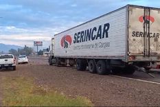 El camión frenó y fue impactado desde atrás por el micro Foto: Captura de video / Yamila Vera MDZ