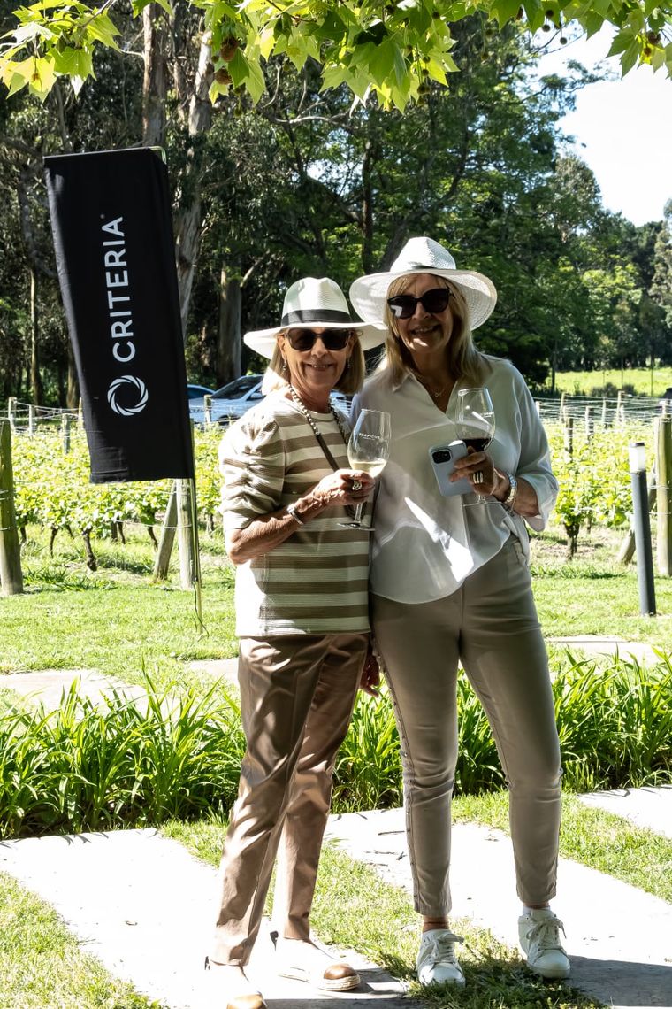 Nancy Estrada y Mirta Maglietta en la bodega Trapiche Costa y Pampa.