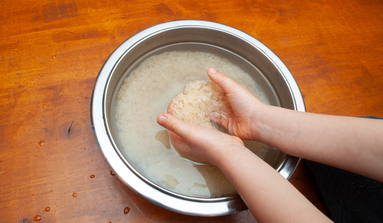Enjuagar el arroz es, para muchos, un paso imprescindible.