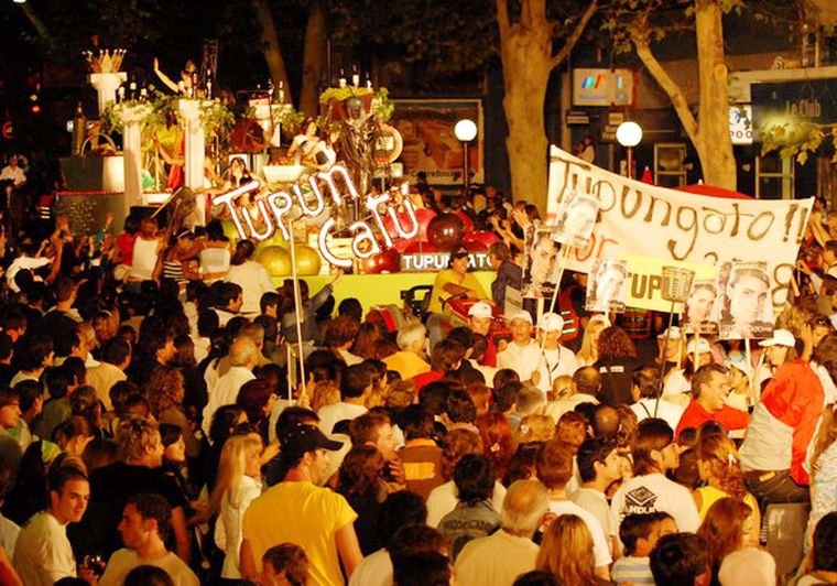 Una multitud disfrutó el paso de las reinas. Foto: Nacho Gaffuri / MDZ