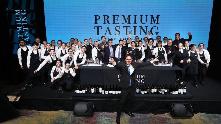 ¡The end! Una foto con todos los chicos de la Escuela Argentina de Sommeliers que brillaron en el servicio. ¡The end! Una foto con todos los chicos de la Escuela Argentina de Sommeliers que brillaron en el servicio.