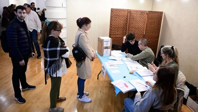 El voto de los argentinos en el exterior en las elecciones legislativas 2025. El voto de los argentinos en el exterior en las elecciones legislativas 2025.
