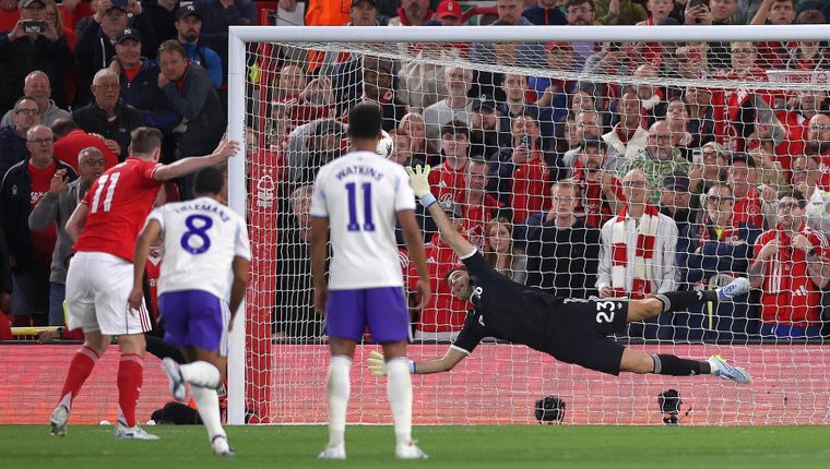 Dibu Martínez casi salva a Aston Villa ante Nottigham Forest.