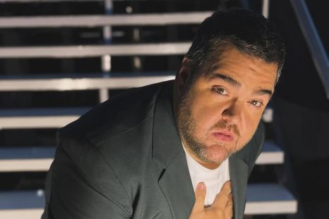 Darío Barassi conduce Ahora Caigo por Eltrece. Darío Barassi conduce Ahora Caigo por Eltrece.