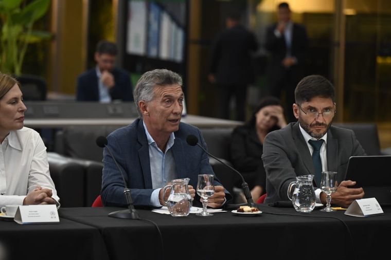 Mauricio Macri junto al gobernador y vicegobernadora de Santa Fe. Foto: Cuenta de X @proargentina