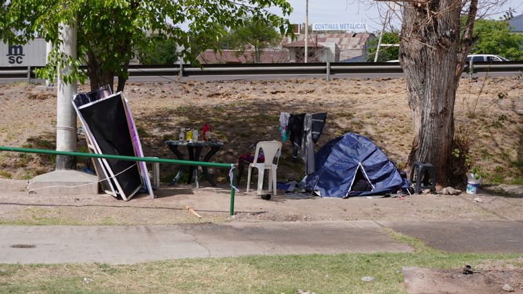 El refugio de Rosa Bolívar y Federico Ortiz frente al Hospital Italiano de Mendoza. Foto: Rodrigo DAngelo / MDZ