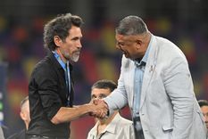 Un saludo que quedará para la historia. Eduardo Domínguez, DT de Estudiantes, con Claudio Tapia, presidente de la AFA, en plena premiación. Un saludo que quedará para la historia. Eduardo Domínguez, DT de Estudiantes, con Claudio Tapia, presidente de la AFA, en plena premiación.