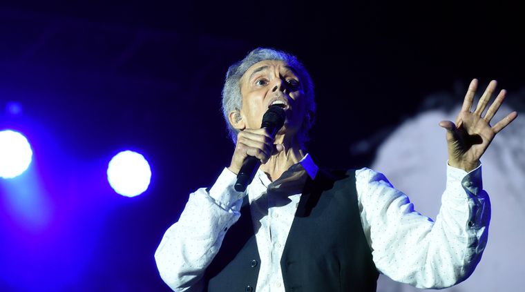 El cantautor sacó un recuerdo del baúl.