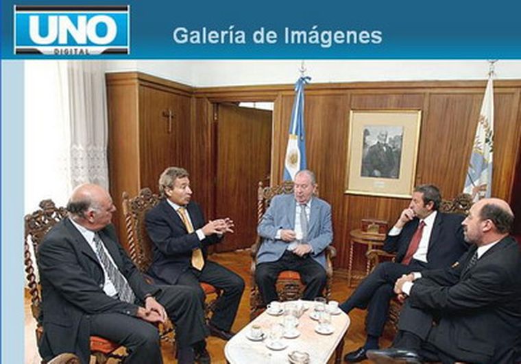 Otros tiempos: diario Uno reflejaba la visita de Vila y Grondona al gobernador Cobos.