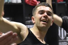 Nico Romano a puro festejo en el vestuario mensana. Nico Romano a puro festejo en el vestuario mensana.