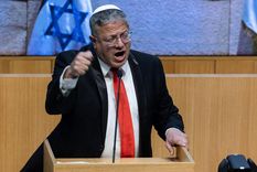 El ministro de Seguridad Nacional de Israel, Itamar Ben-Gvir, de extrema derecha, lució un pin con forma de soga en la solapa para mostrar su apoyo al proyecto de ley.