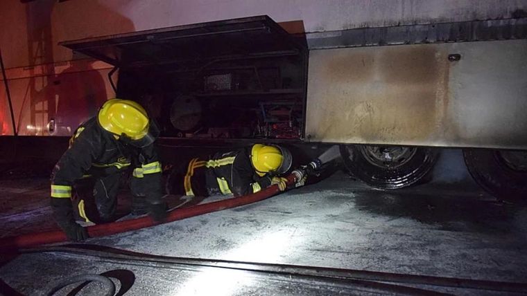 Los bomberos tratan de apagar el incendio del cambión Foto: Foto: En Línea Noticias