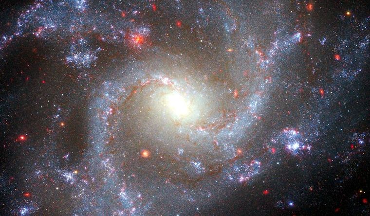 Una nueva teoría propone múltiples singularidades en el espacio en lugar de materia oscura y energía oscura. Foto: Dpa.