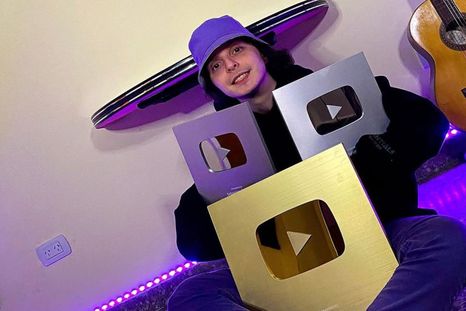 Chatterbox tenía 1,69 millones de suscriptores en YouTube. Chatterbox tenía 1,69 millones de suscriptores en YouTube.