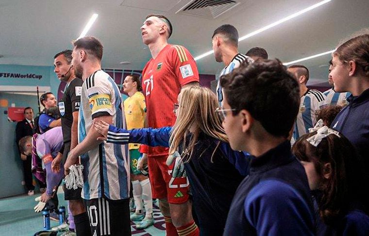 Messi, protagonista de un increíble y tierno momento antes del partido ante Australia.