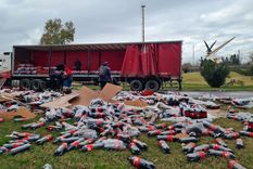 se comio la curva: camion volco miles de botellas de gaseosa en plena calle