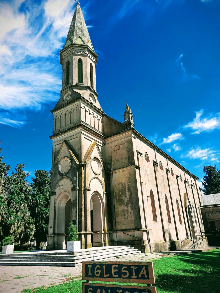 Naturaleza, arquitectura y tradición conviven en este pueblo de Entre Ríos que enamora con su tranquilidad. Naturaleza, arquitectura y tradición conviven en este pueblo de Entre Ríos que enamora con su tranquilidad.