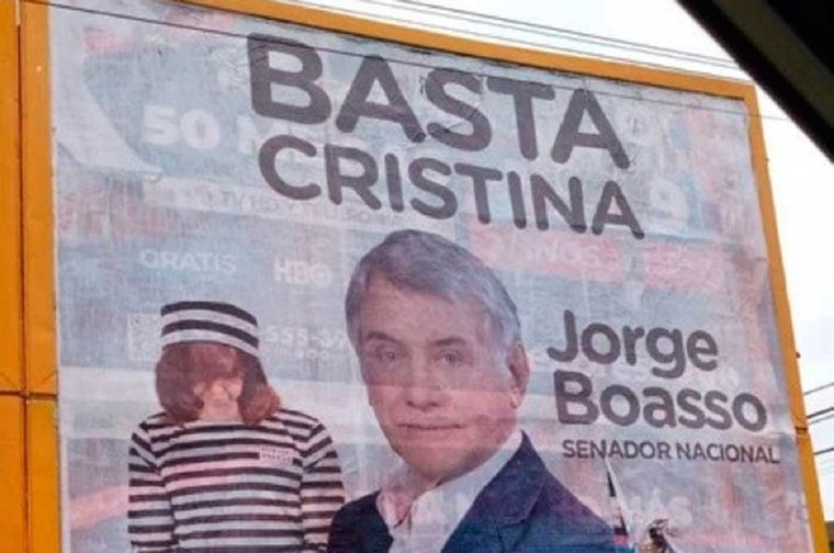 Con el lema Basta Cristina, el afiche muestra a la vicepresidenta vestida de presa