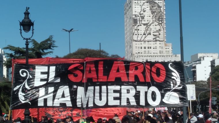 Manifestación frente a la Casa Rosada en Buenos Aires por la pérdida de valor de los salarios por la alta inflación en Argentina. Foto: GETTY IMAGES