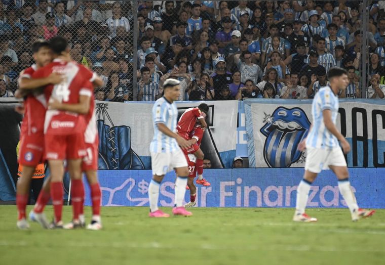 Racing cayó ante Argentinos Juniors en el Cilindro. Foto: Fotobaires