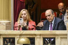 Karina Milei y Guillermo Francos, junto al asesor Santiago Caputo, tienen la difícil misión de que la ley Bases II se apruebe sin cambios en el Senado. Foto: NA