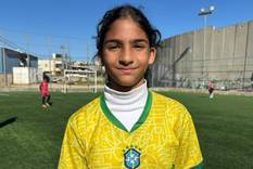 el campo de futbol donde juegan ninos palestinos que israel amenaza con demoler en cisjordania