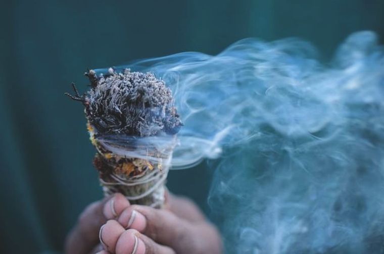 La intención con la que realizas cada paso es lo que potencia este ritual con romero. Foto: Archivo